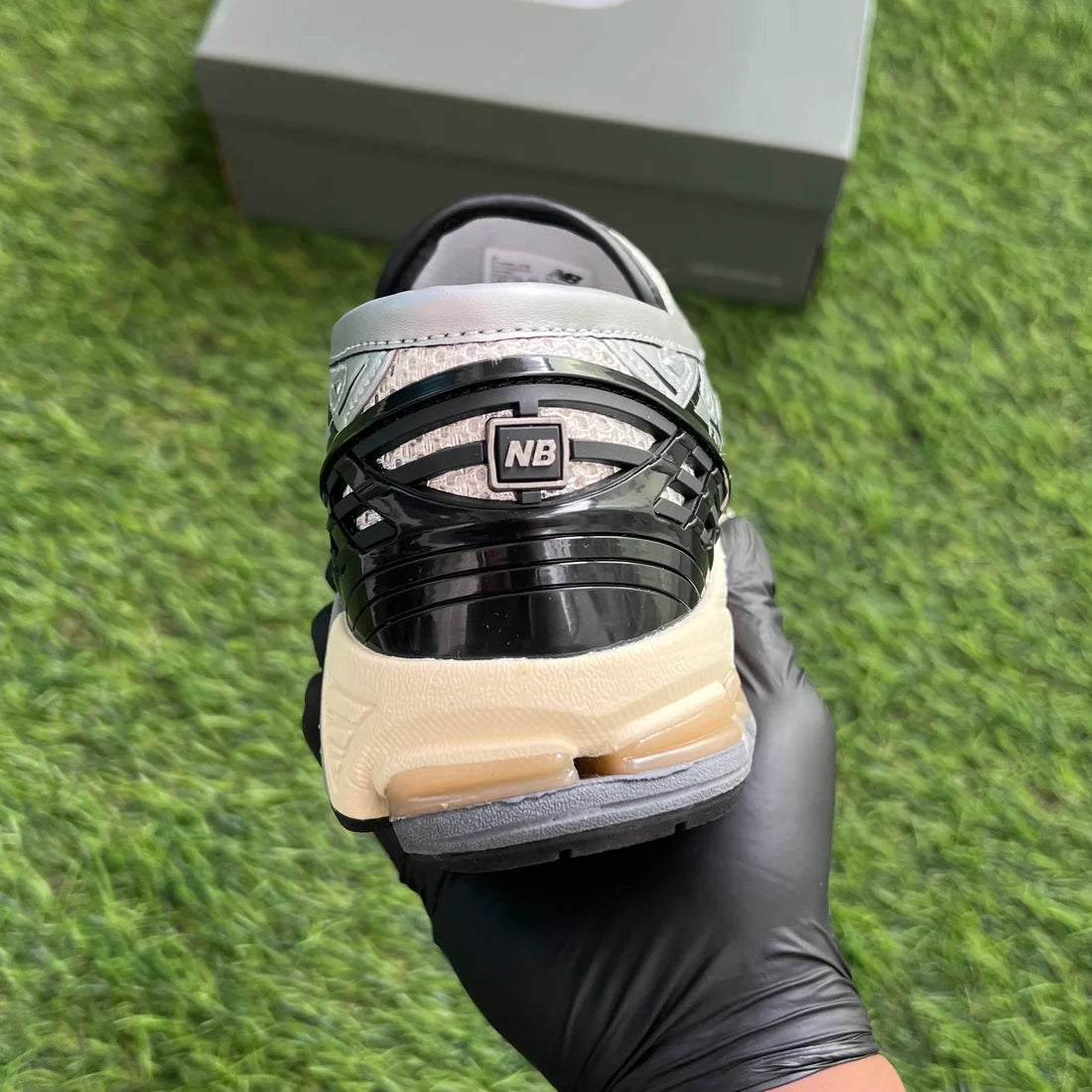 New Balance 1906L “Silver Metallic Cream”