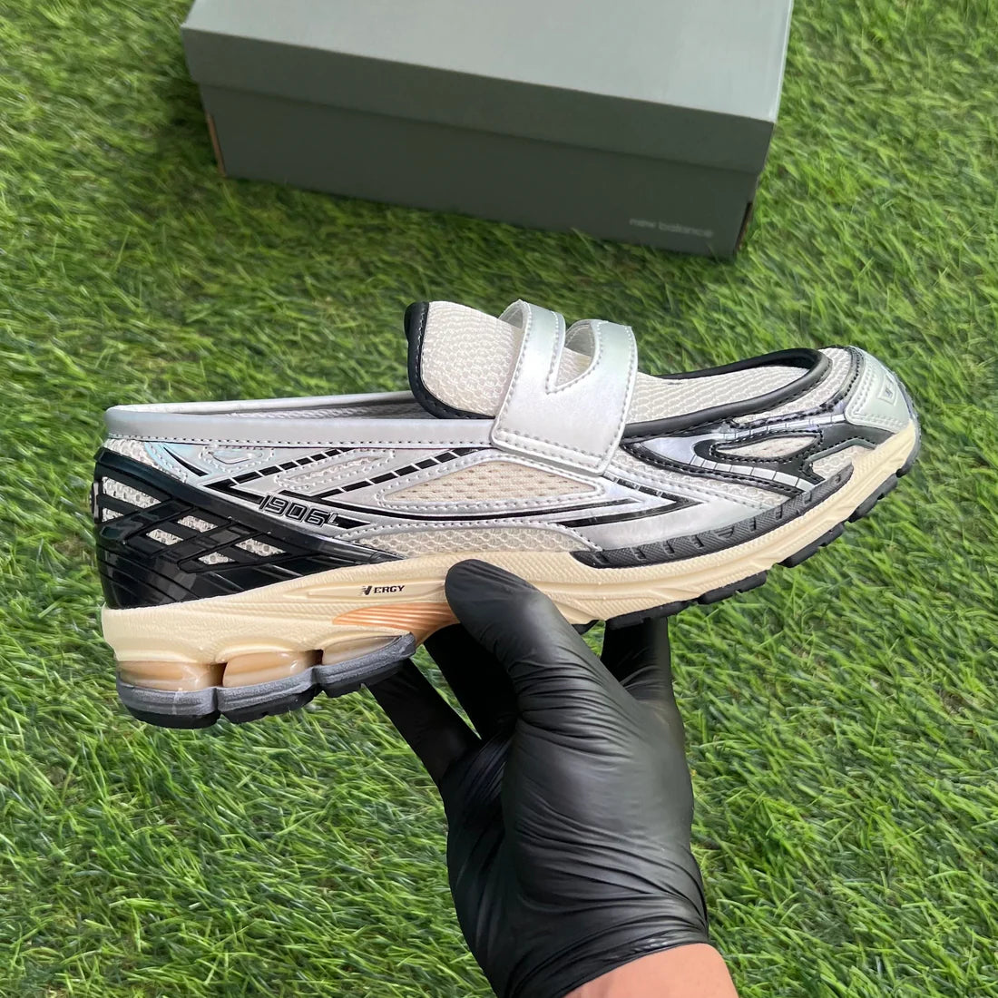 New Balance 1906L “Silver Metallic Cream”