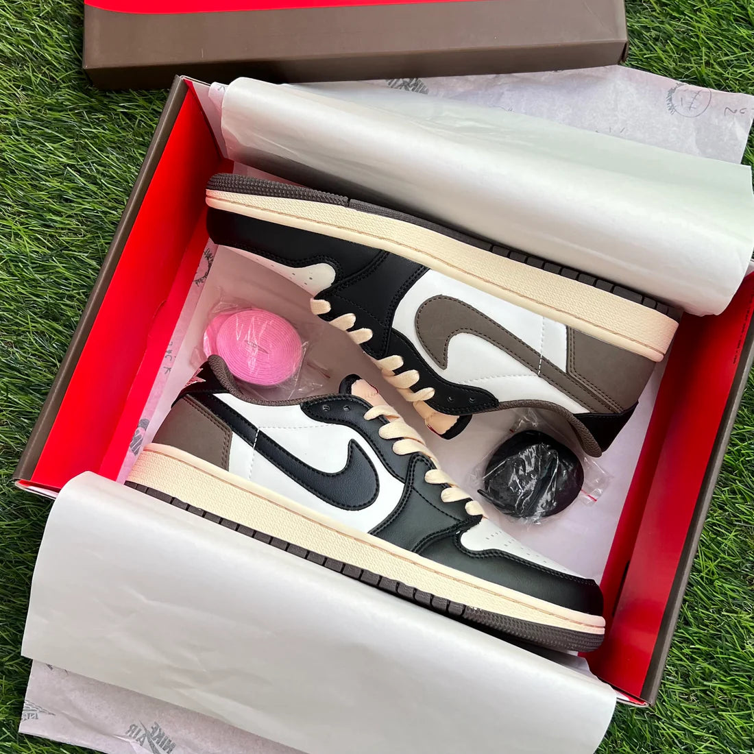 Air Jordan 1 Retro Low OG "Mocha"