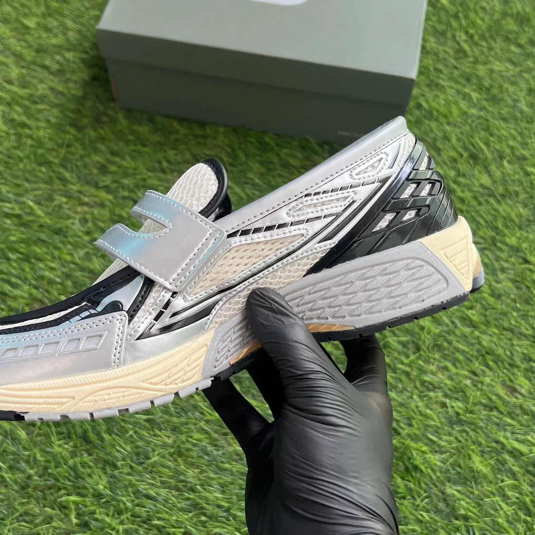 New Balance 1906L “Silver Metallic Cream”