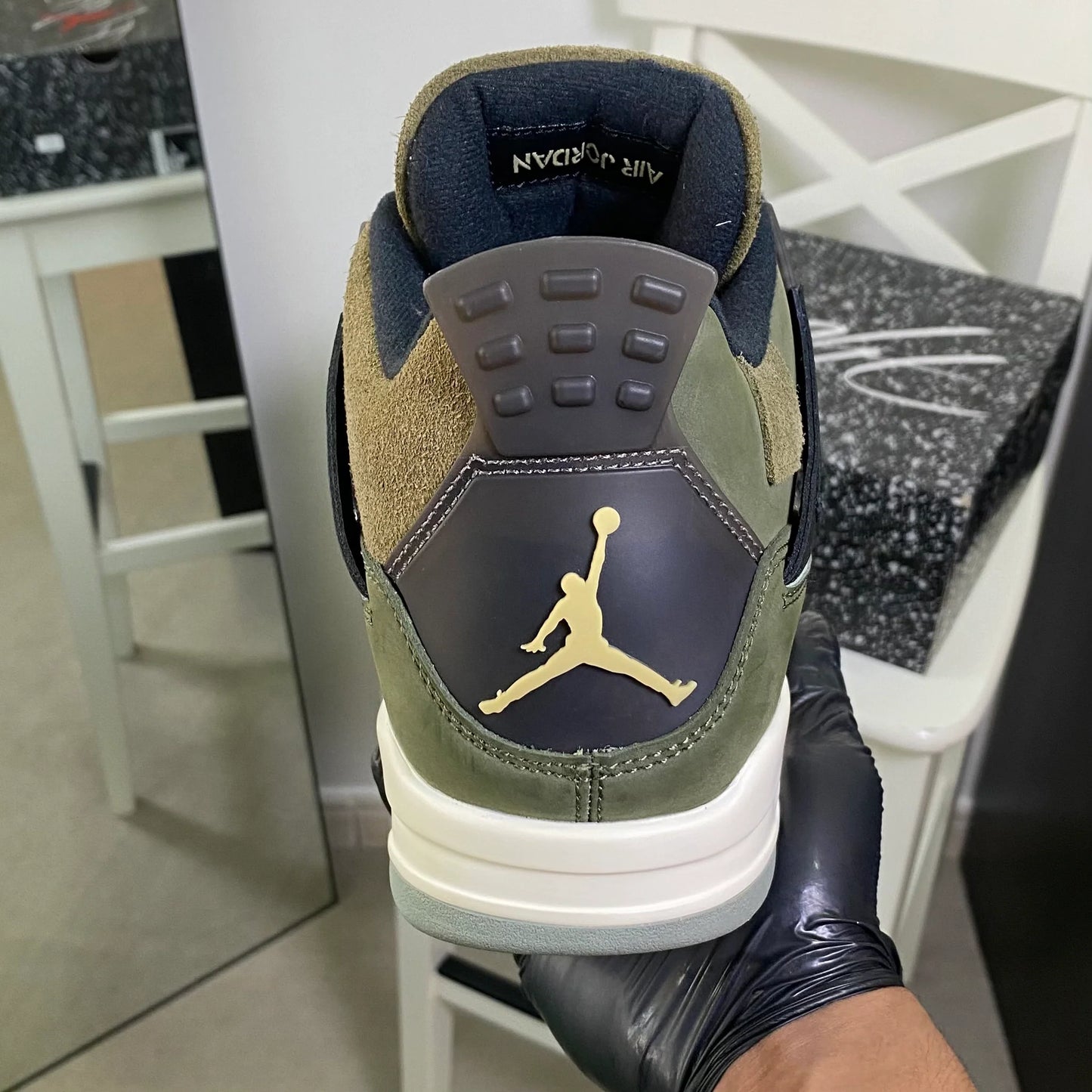 Air Jordan 4 Craft “Medium Olive”